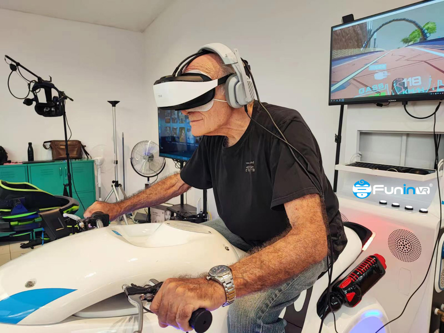 Immersive Virtual Reality Racing Game Machine in France
